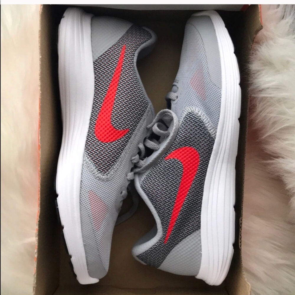 Nike grey white women’s running shoes revolution 3 - Picture 5 of 5